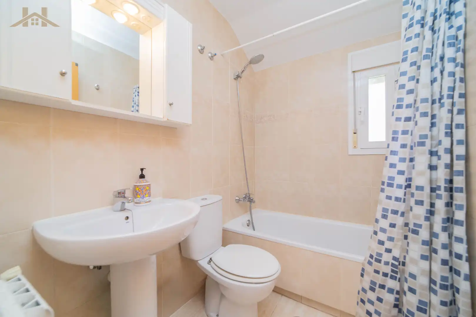 Badezimmer von Einfamilien-Reihenhaus zum Verkauf in Boadilla del Monte mit Heizung, Privatgarten und Mikrowelle