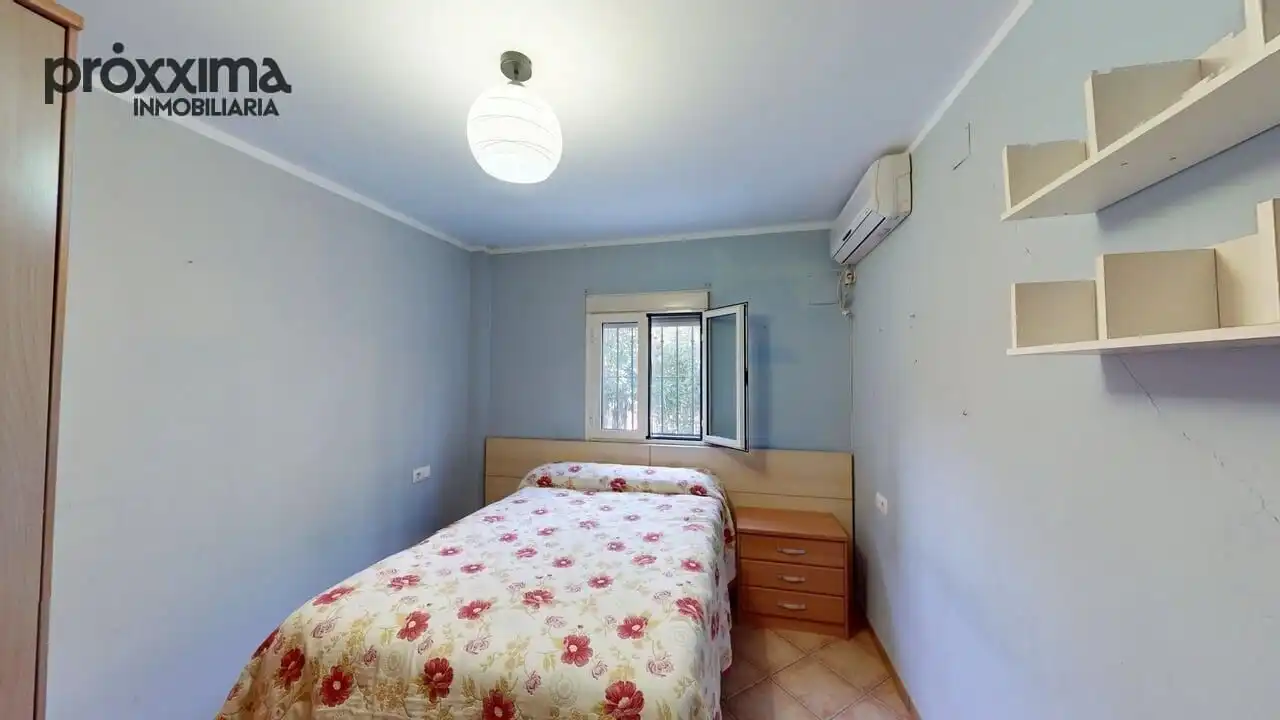 Dormitori de Casa o xalet en venda en La Rinconada amb Jardí privat, Terrassa i Traster
