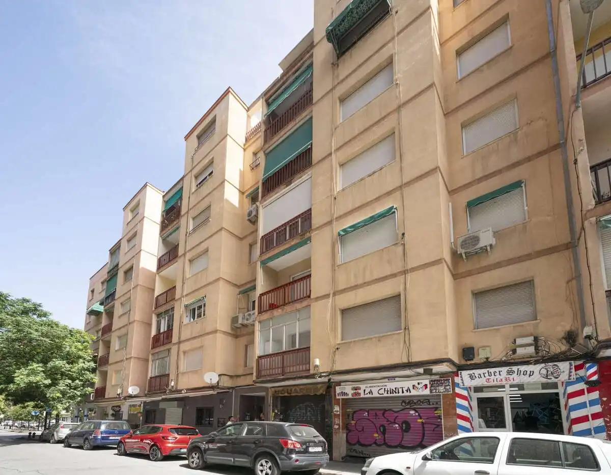 Vista exterior de Pis en venda en Granada amb Moblat i Balcó