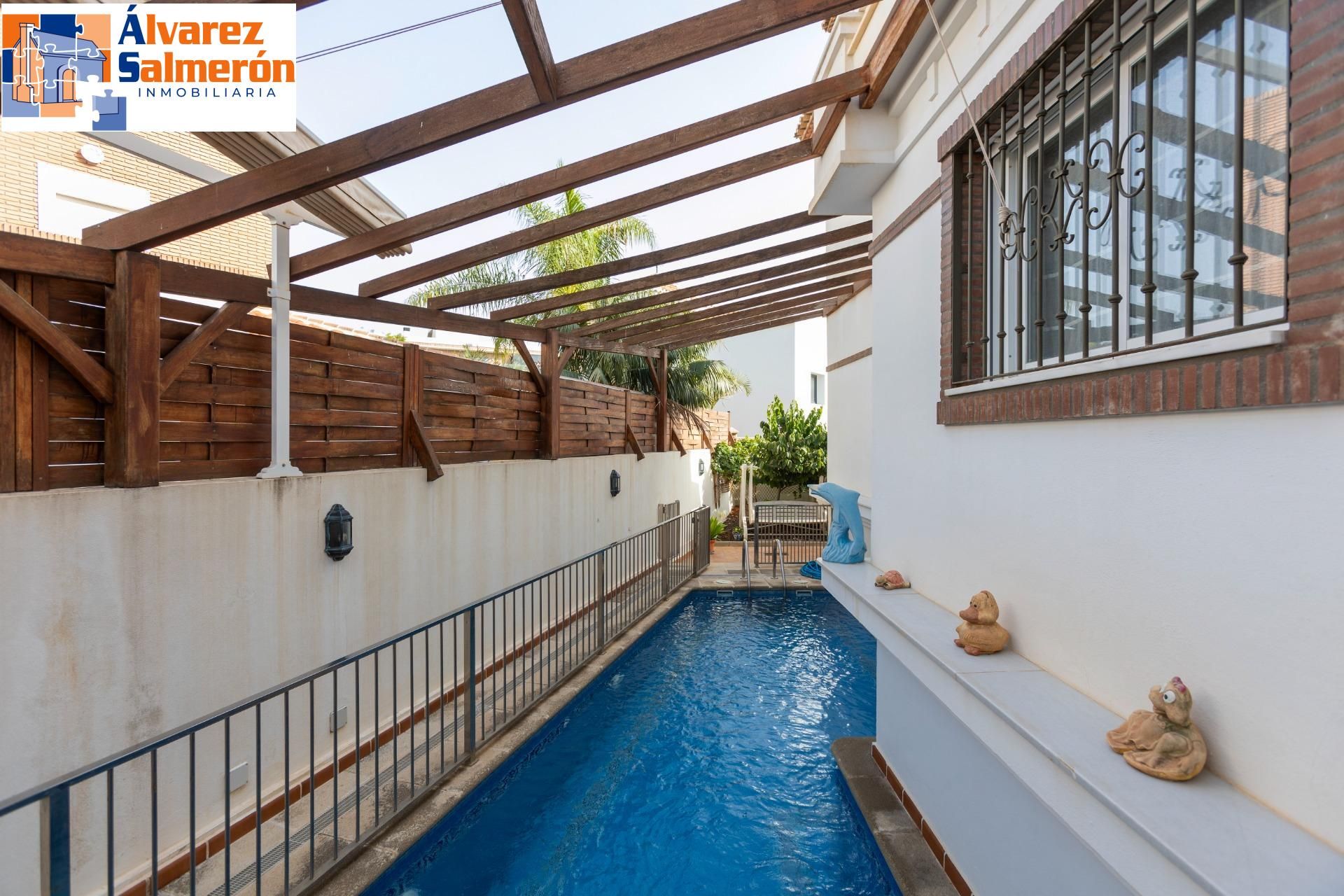 Piscina de Casa o xalet en venda en Motril amb Jardí privat, Terrassa i Piscina