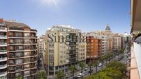 Vista exterior de Pis en venda en  Barcelona Capital amb Terrassa i Balcó