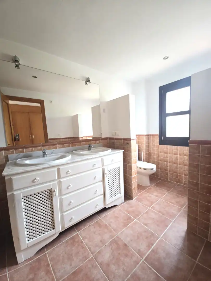 Baño de Casa adosada en venta en Marbella con Aire acondicionado, Calefacción y Terraza