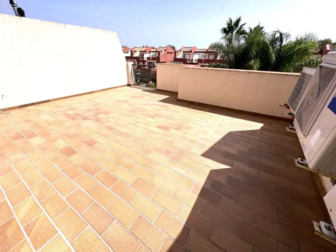 Terrasse von Einfamilien-Reihenhaus zum Verkauf in Sotogrande mit Klimaanlage, Heizung und Privatgarten