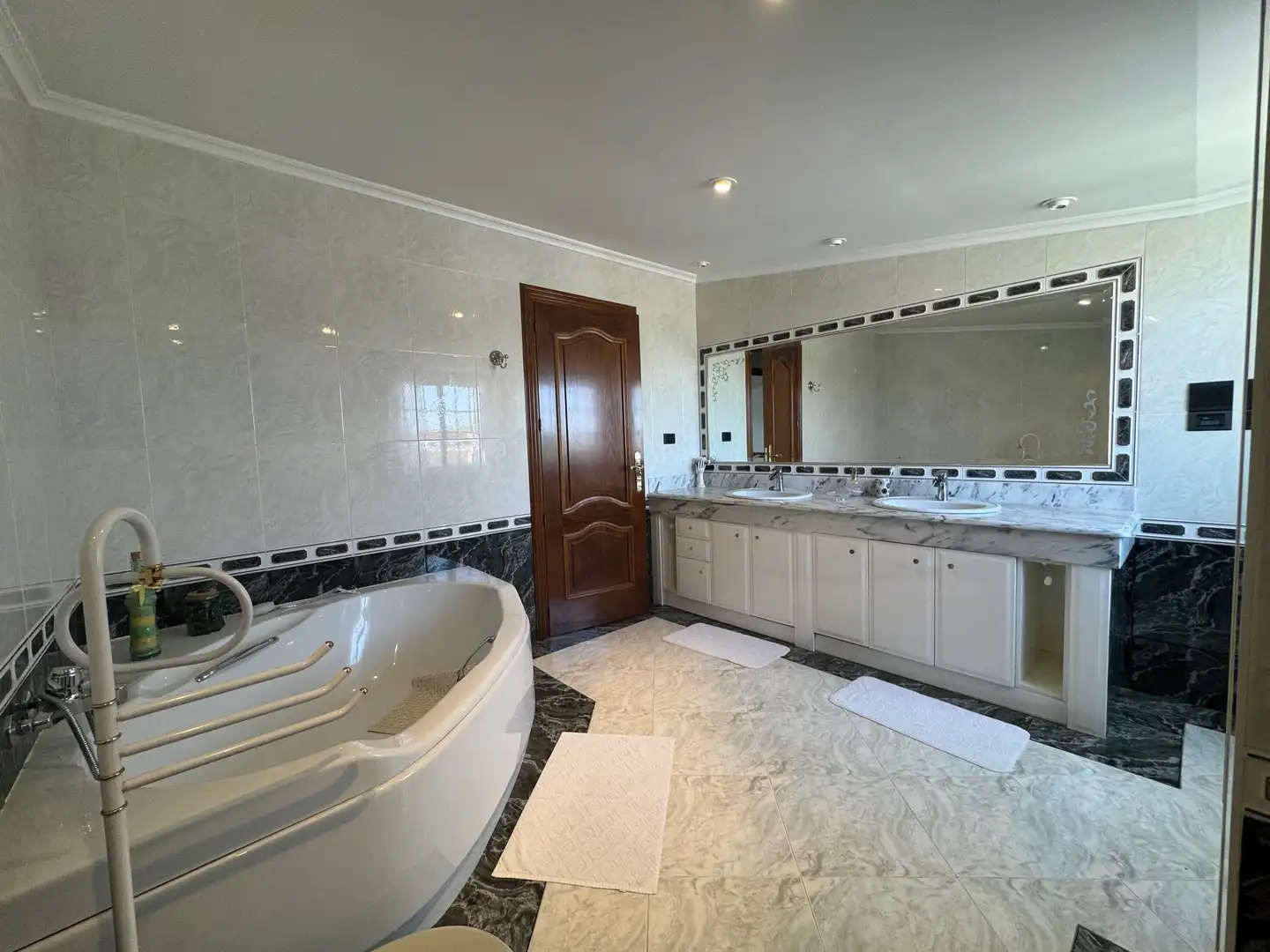 Baño de Casa adosada en venta en Valoria la Buena con Calefacción, Jardín privado y Parquet