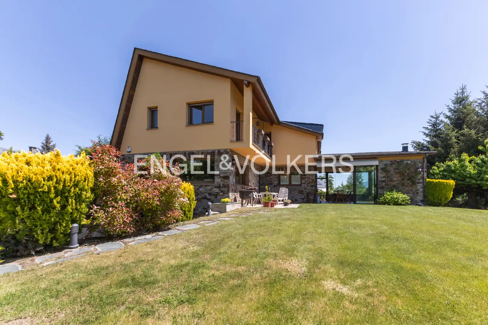 Vista exterior de Casa o xalet en venda en Puigcerdà amb Calefacció, Jardí privat i Parquet