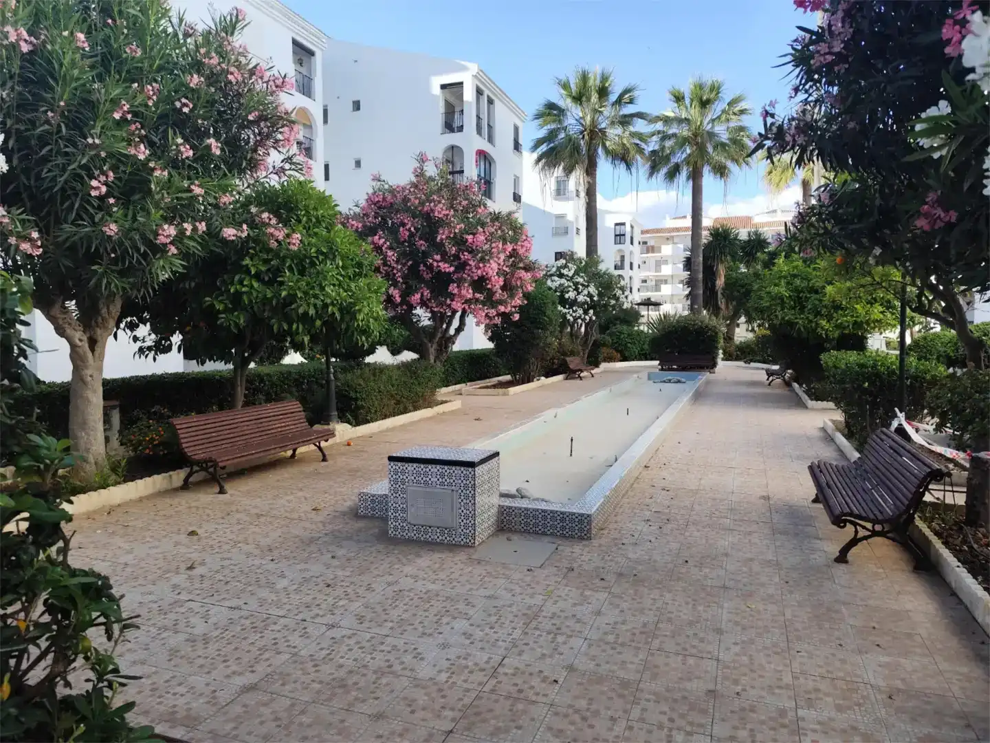 Piscina de Pis en venda en Manilva amb Aire condicionat, Jardí privat i TV