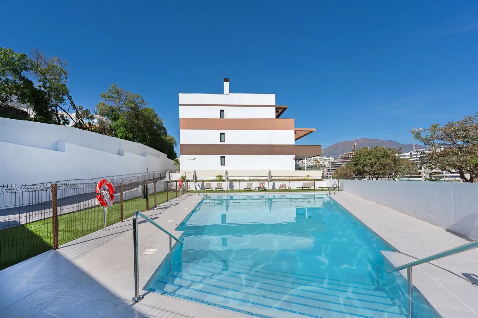 Schwimmbecken von Dachboden zum Verkauf in Estepona mit Klimaanlage, Terrasse und Abstellraum