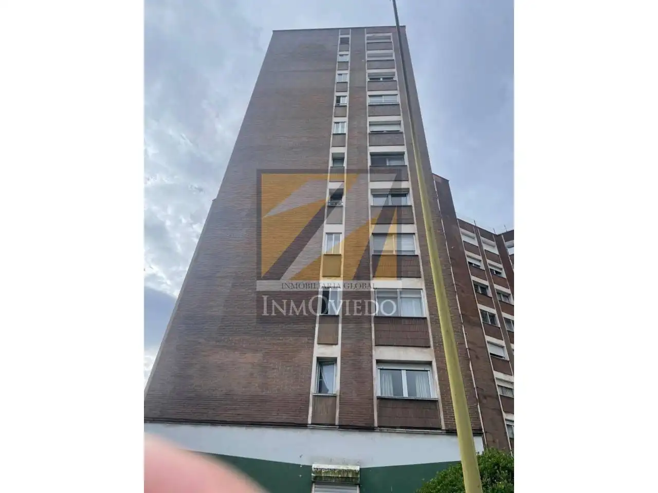 Vista exterior de Piso en venta en Avilés con Calefacción, Parquet y Alarma