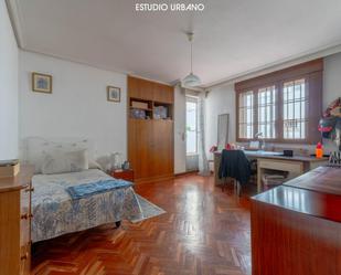 Dormitori de Pis per a compartir en Salamanca Capital amb Calefacció, Parquet i Moblat