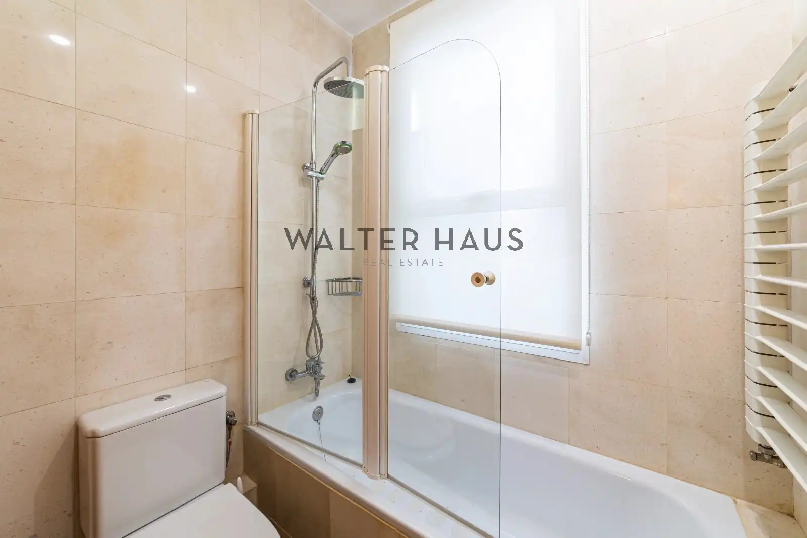Badezimmer von Wohnung zur Miete in Madrid mit Klimaanlage, Heizung und Ofen