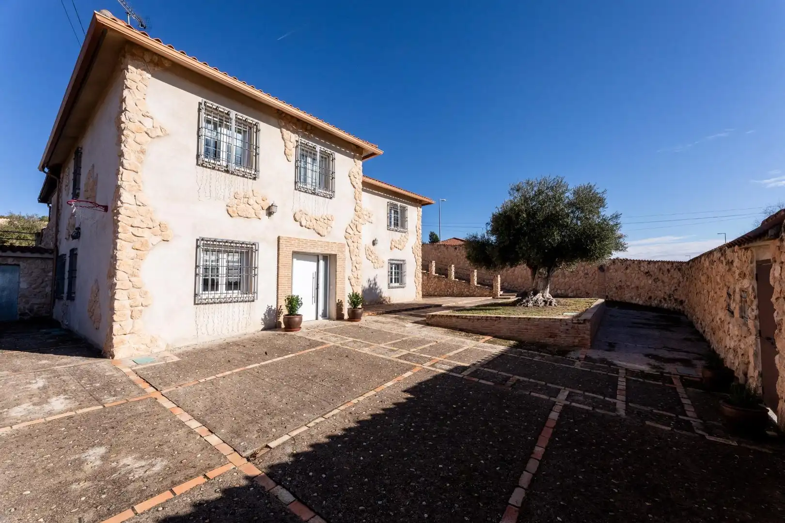 Vista exterior de Casa o xalet en venda en Colmenar de Oreja amb Calefacció, Jardí privat i Traster
