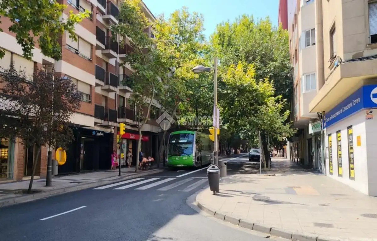 Vista exterior de Local en venda en Zaragoza amb Terrassa