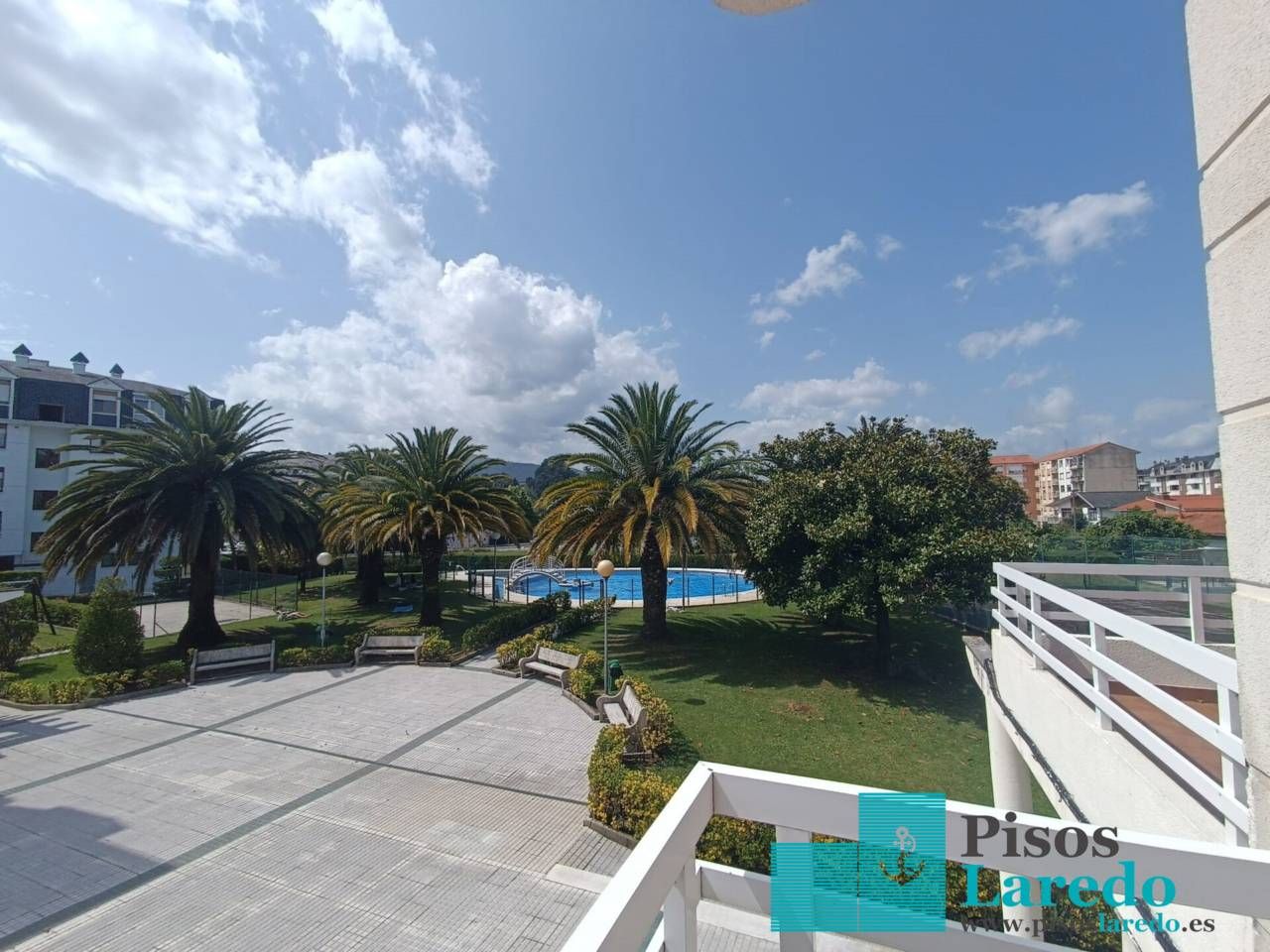 Vista exterior de Pis de lloguer en Laredo amb Terrassa, Moblat i Piscina comunitària