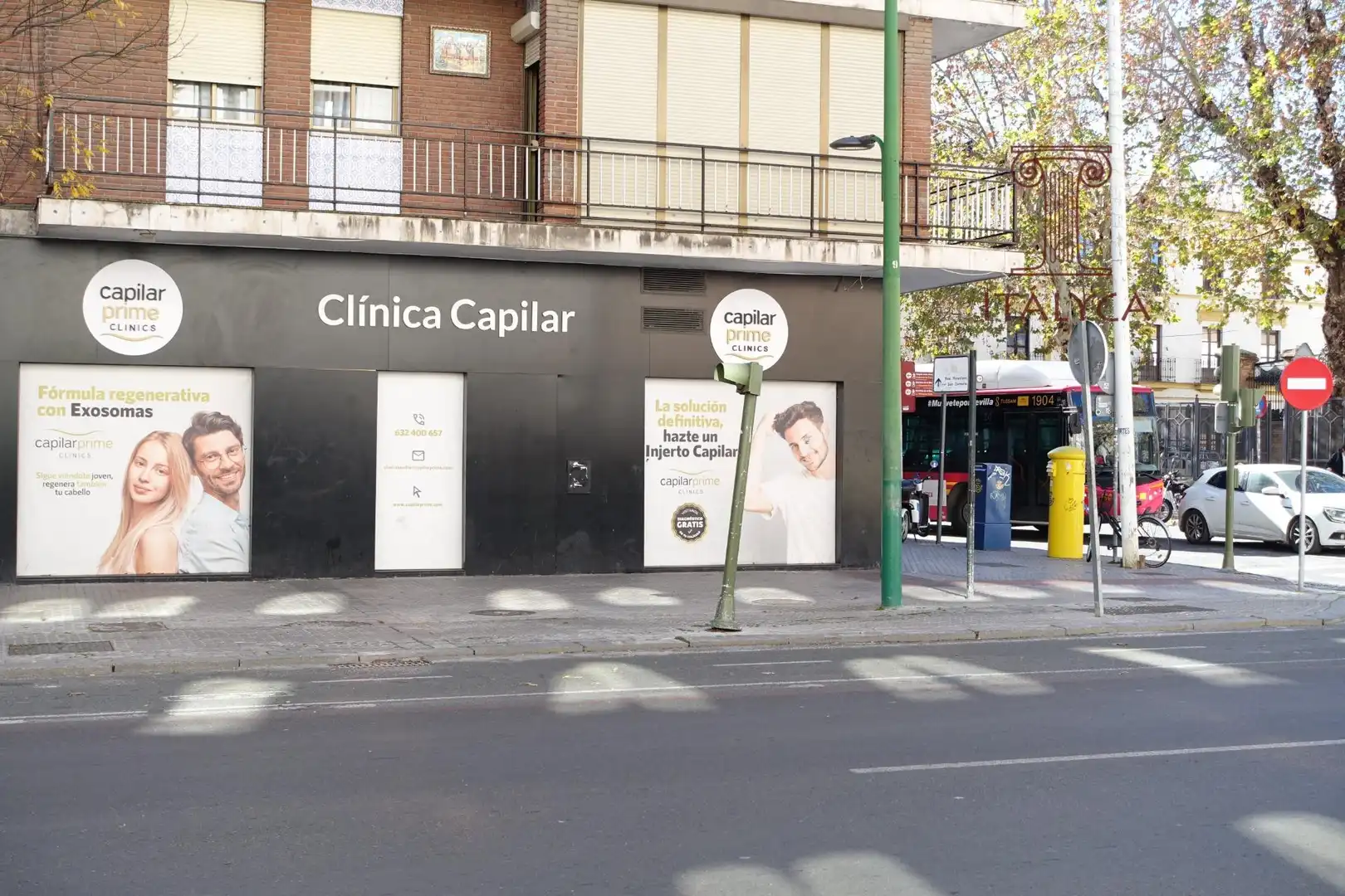 Vista exterior de Local en venda en Sevilla amb Aire condicionat