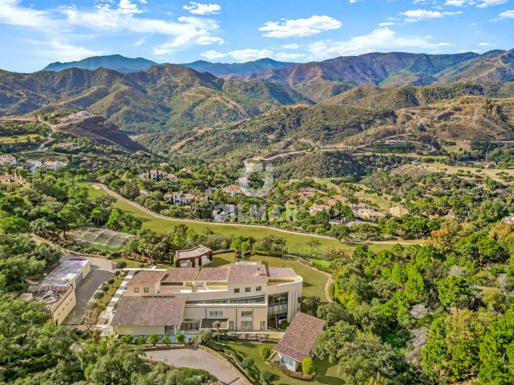 Vista exterior de Casa o xalet en venda en Benahavís amb Calefacció, Jardí privat i Piscina