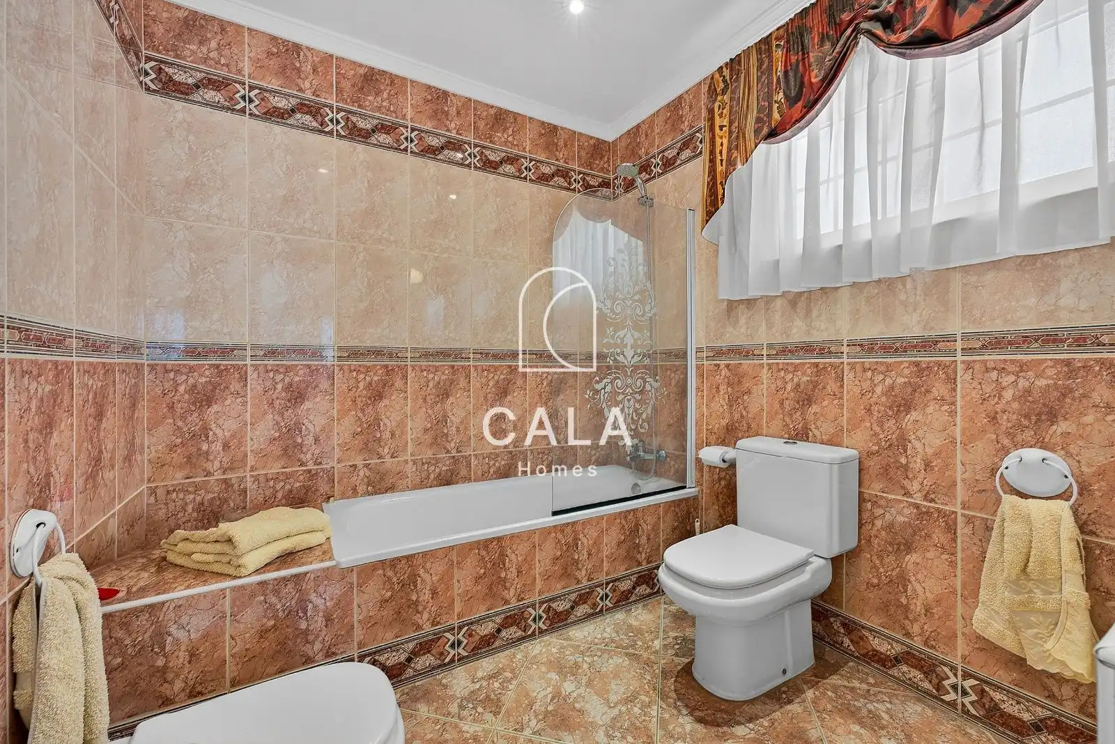 Bany de Casa o xalet en venda en Adeje amb Jardí privat, Terrassa i Piscina