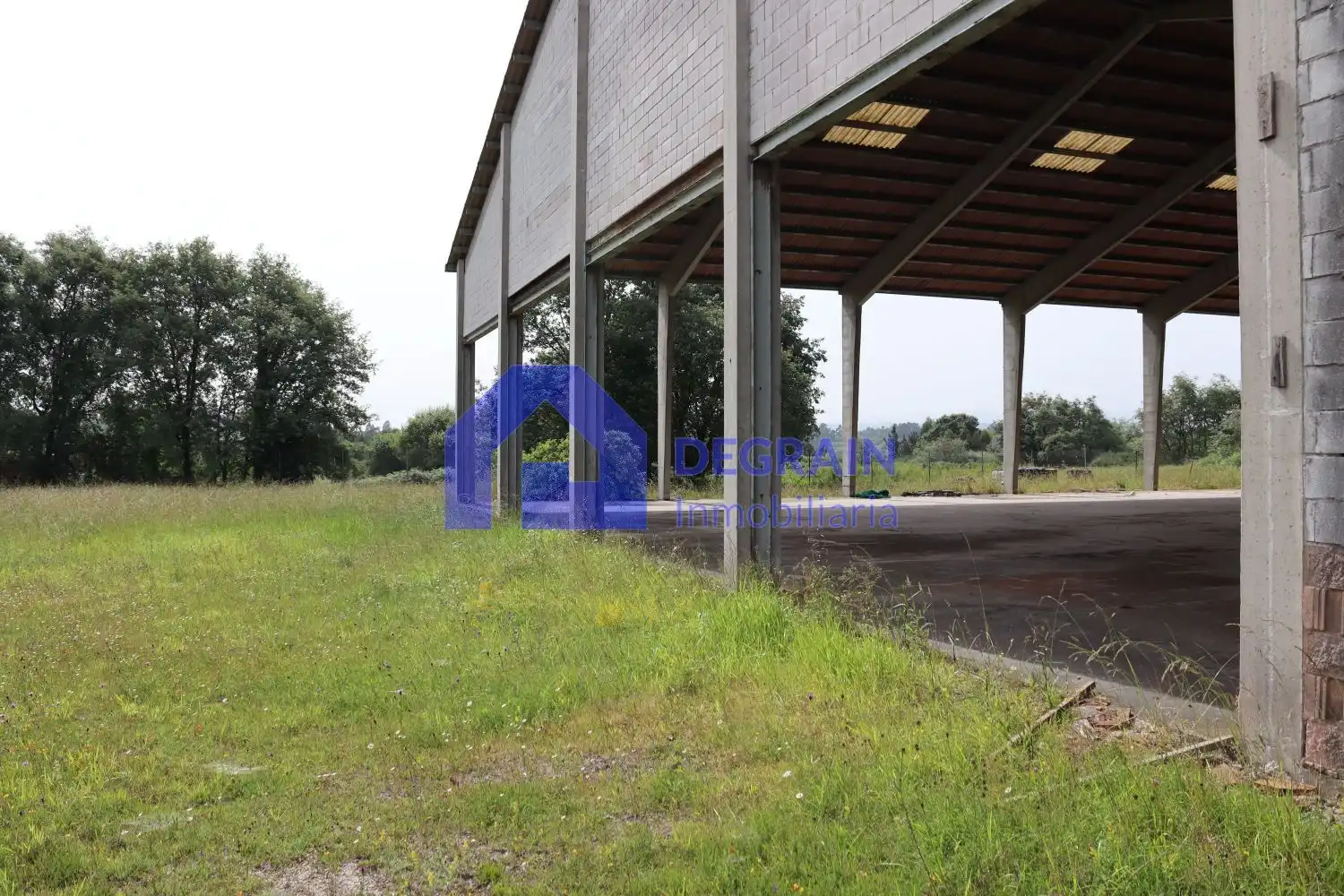 Außenansicht von Fabrik Grundstücke zum Verkauf in Siero