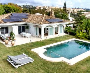 Vista exterior de Casa o xalet en venda en Marbella amb Aire condicionat, Jardí privat i Parquet