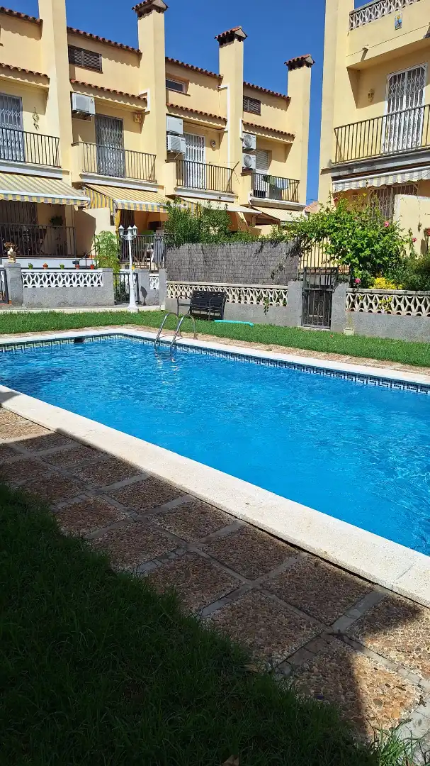 Schwimmbecken von Einfamilien-Reihenhaus zum Verkauf in Torredembarra mit Heizung, Privatgarten und Terrasse