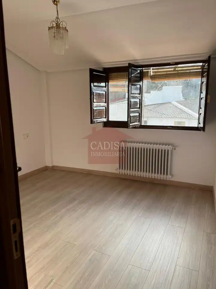 Habitación de Piso en venta en Ledesma con Calefacción y Balcón