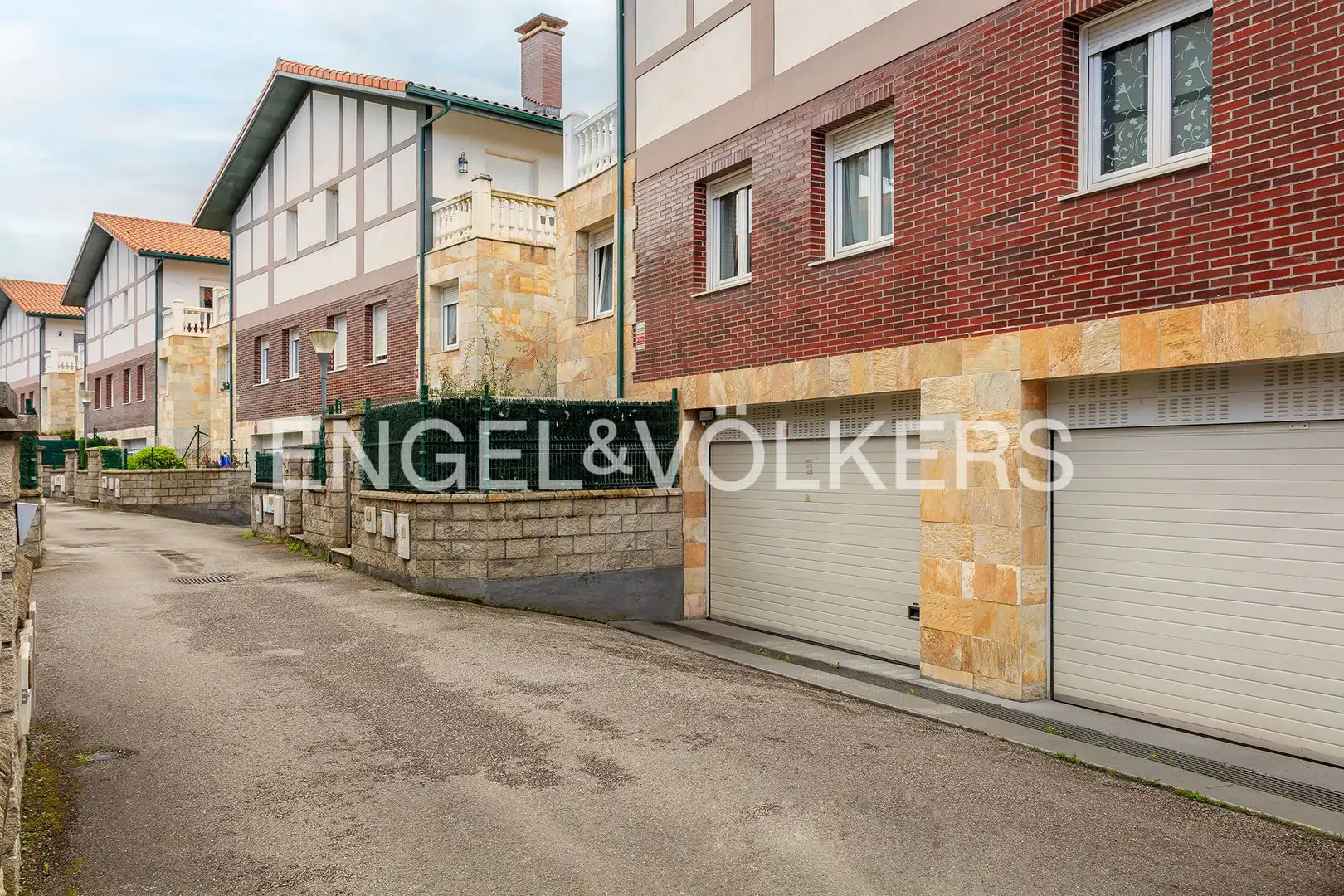 Vista exterior de Casa o chalet en venta en Castro-Urdiales con Calefacción, Jardín privado y Terraza