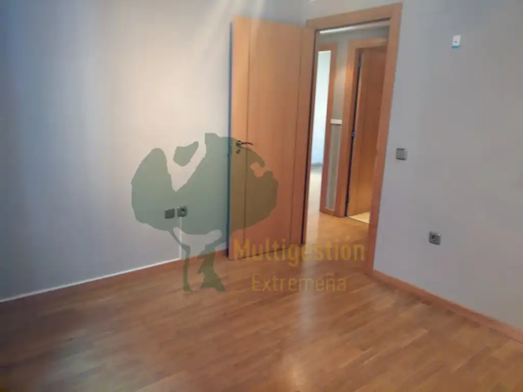 Piso en venta en Cáceres con Aire acondicionado, Jardín privado y Piscina comunitaria