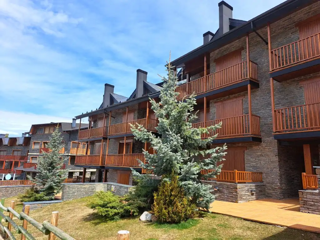 Vista exterior de Dúplex en venta en Alp con Calefacción, Trastero y Amueblado