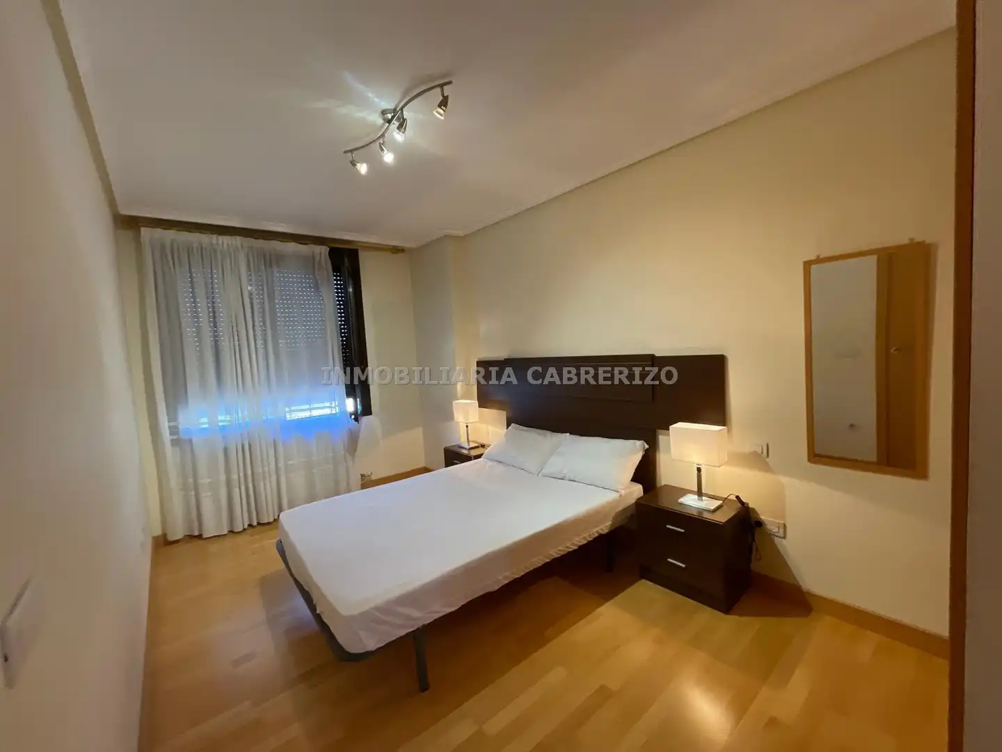 Dormitori de Apartament de lloguer en  Logroño amb Calefacció, Parquet i Terrassa