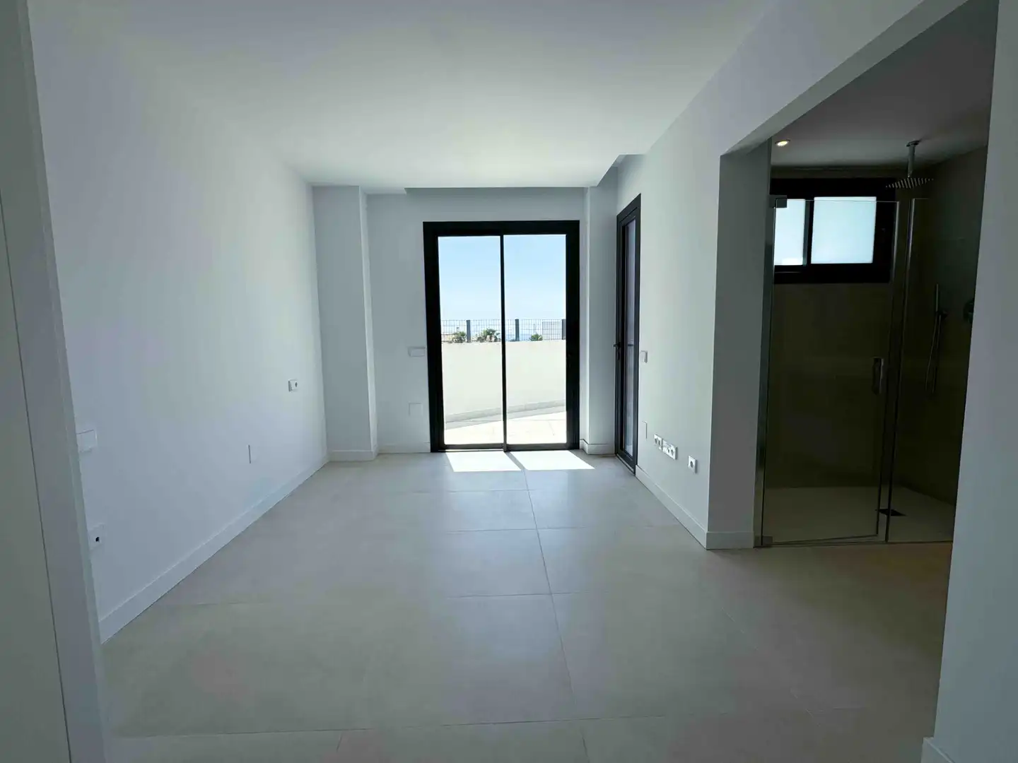 Habitatge d'obra nova amb piscina en venda a Avenida 8 de Marzo 32, imagen 8