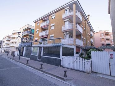 Local comercial en alquiler en Victor Catala