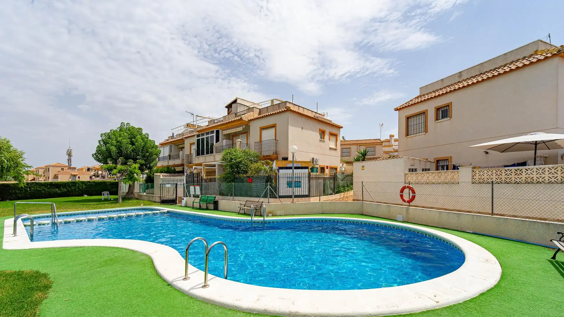 Piscina de Casa o xalet en venda en Torrevieja amb Moblat, Balcó i Piscina comunitària