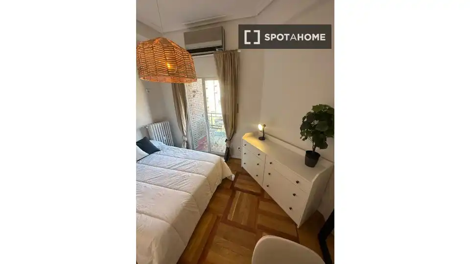 Bedroom of Flat for share in Retiro