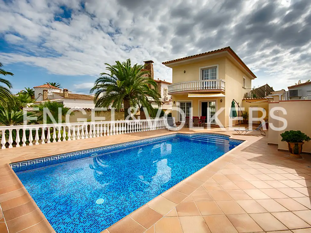 Casa con terrazza in vendita a Carrer Cap Ras