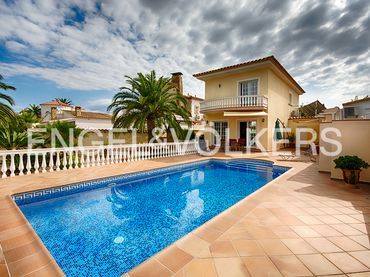 Casa amb balcó en venda a Carrer Cap Ras
