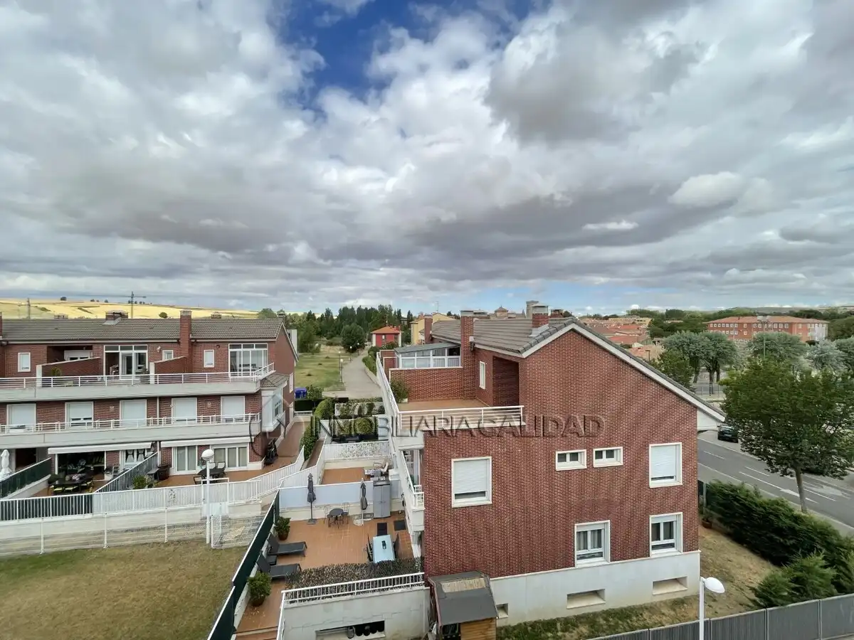 Außenansicht von Wohnung zur Miete in Burgos mit Heizung, Terrasse und Abstellraum