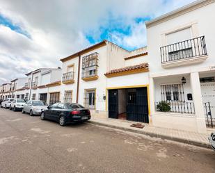 Vista exterior de Casa adosada en venda en Sierra de Yeguas amb Jardí privat