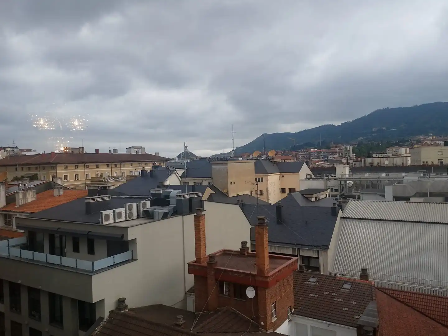Vista exterior de Piso de alquiler en Oviedo  con Calefacción, Parquet y Amueblado