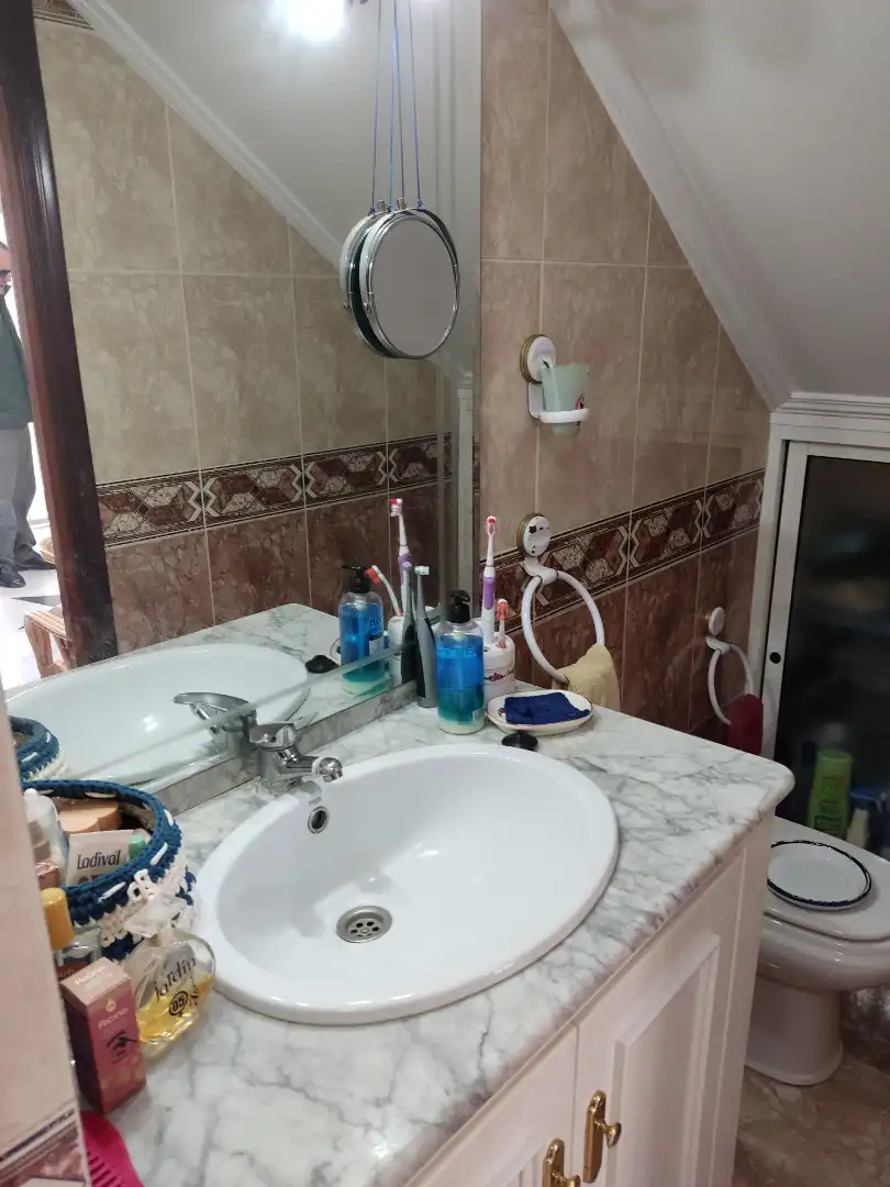 Badezimmer von Einfamilien-Reihenhaus zum Verkauf in Barbate mit Klimaanlage, Heizung und Terrasse