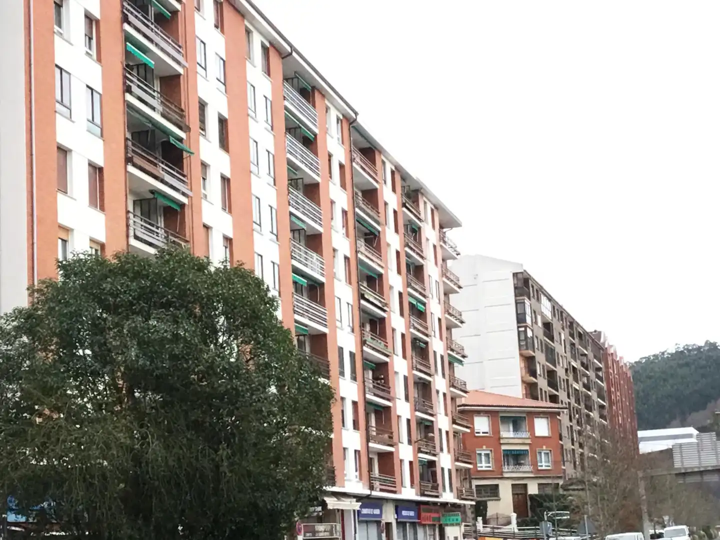 Außenansicht von Wohnung zum Verkauf in Galdakao mit Terrasse und Balkon