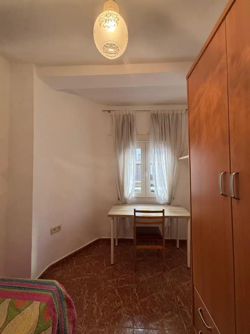 Habitación de Piso de alquiler en Granada con Aire acondicionado y Amueblado