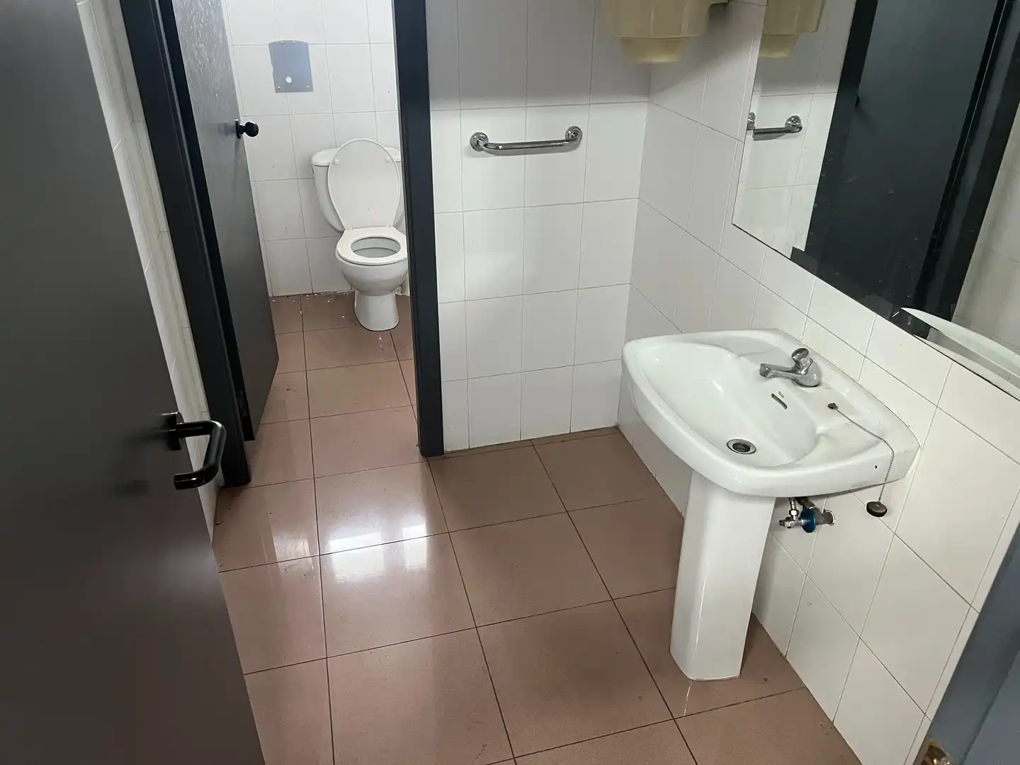 Baño de Nave industrial de alquiler en Santiago de Compostela  con Calefacción