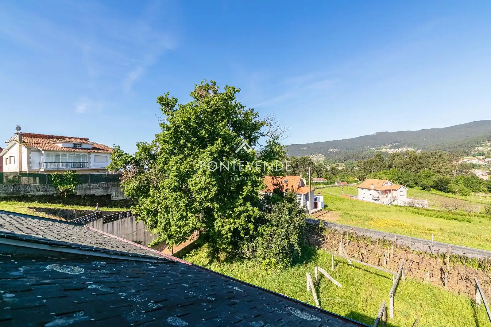 Vista exterior de Casa o xalet en venda en Poio amb Terrassa