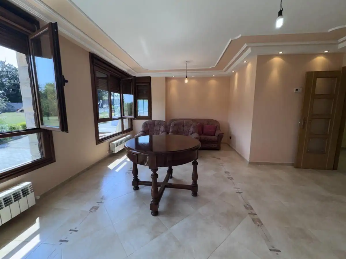 Sala d'estar de Casa o xalet en venda en Siero amb Calefacció, Jardí privat i Terrassa