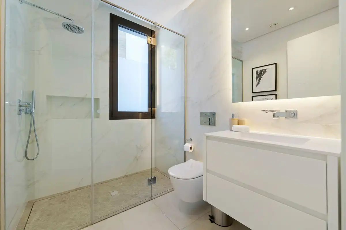 Bany de Casa o xalet en venda en Marbella amb Aire condicionat, Jardí privat i Terrassa