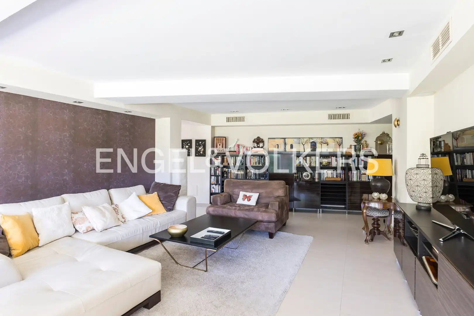Living room of Houses for sale in La Moraleja  with Air Conditioner, Heating and Private garden