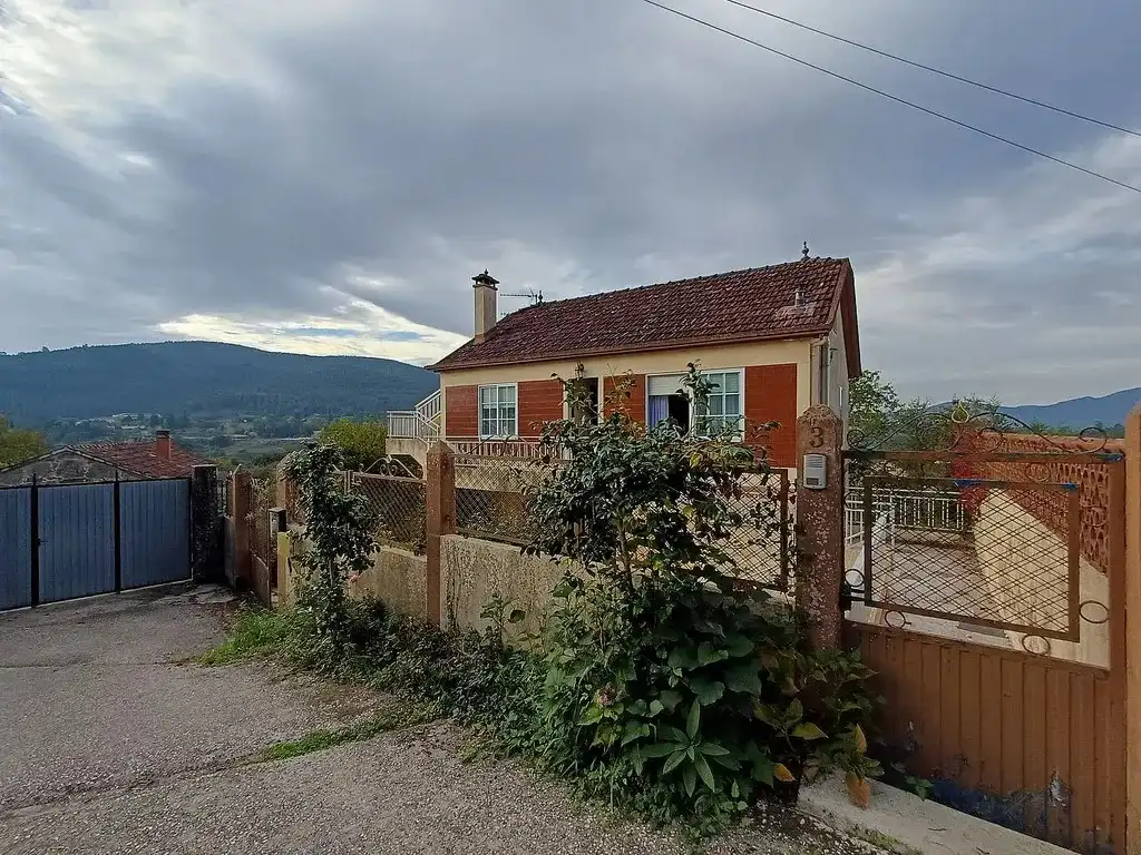 Vista exterior de Casa o xalet en venda en Mondariz amb Calefacció, Jardí privat i Parquet