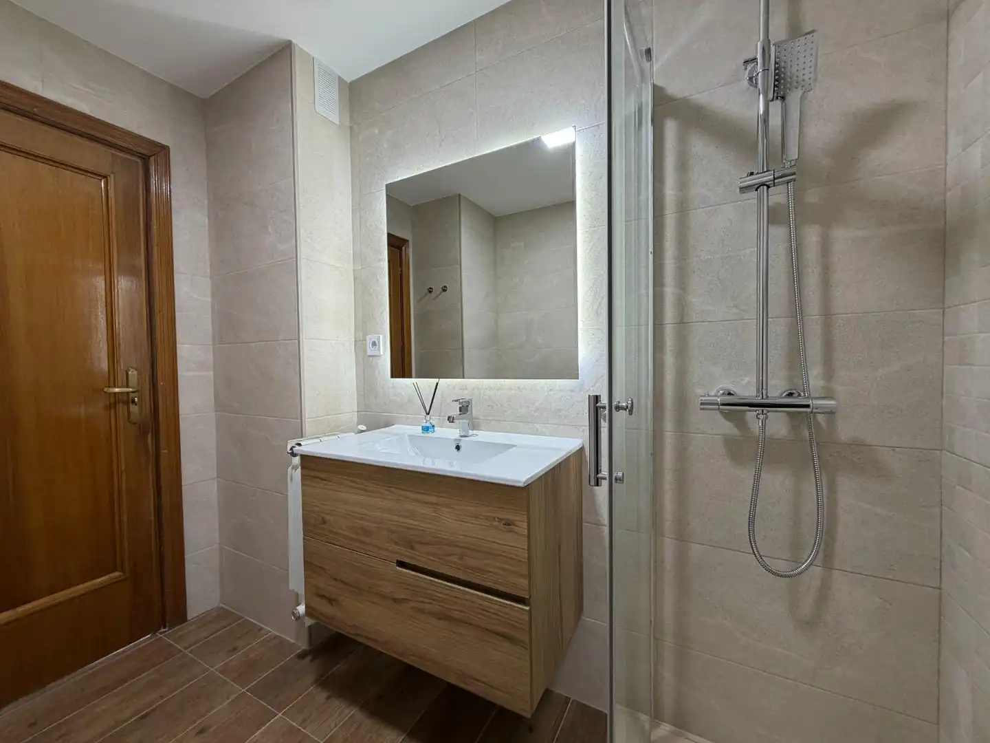 Bany de Apartament de lloguer en Madrid amb Aire condicionat, Calefacció i Parquet