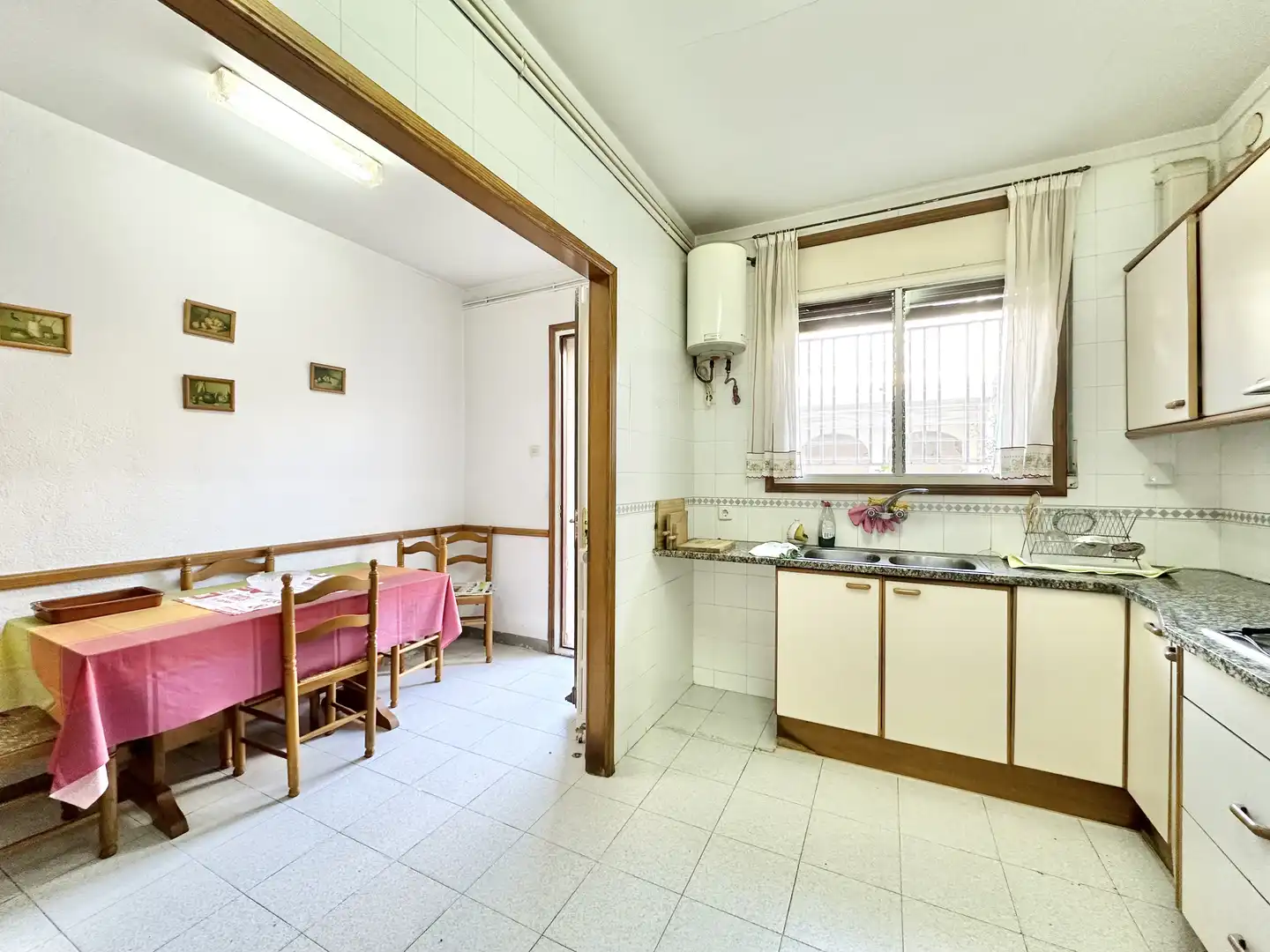 Küche von Einfamilien-Reihenhaus zum Verkauf in El Masnou mit Heizung, Privatgarten und Terrasse
