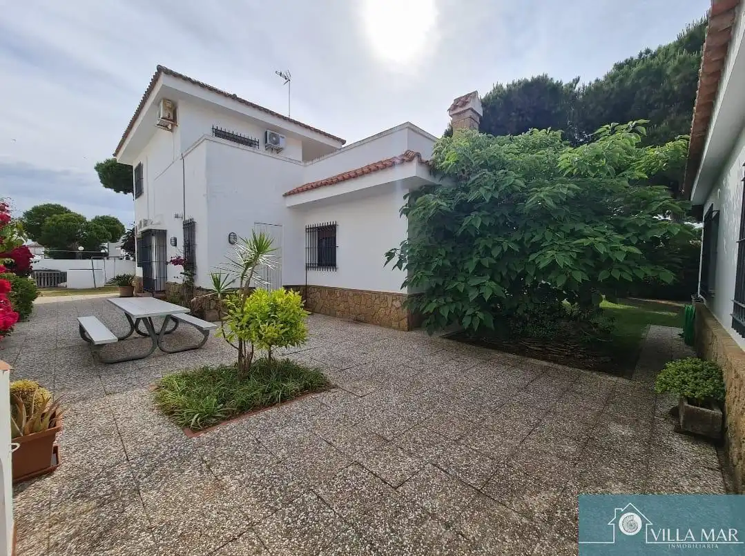 Vista exterior de Casa o xalet en venda en Rota amb Piscina