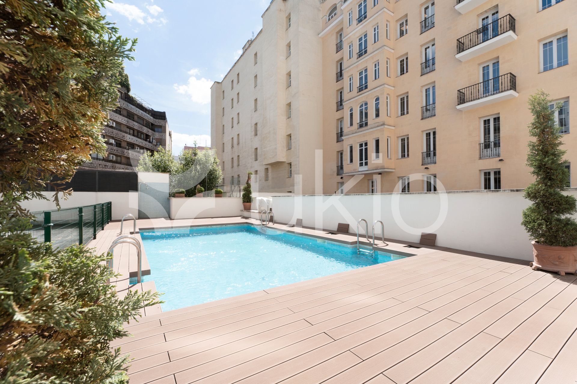 Piscina de Apartament de lloguer en  Madrid Capital amb Aire condicionat, Calefacció i Moblat